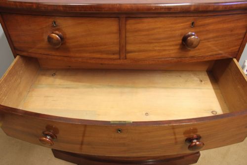 ANTIQUE VICTORIAN MAHOGANY BOW FRONT CHEST OF DRAWERS - ADDITIONAL PHOTO 5