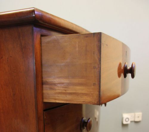ANTIQUE VICTORIAN MAHOGANY BOW FRONT CHEST OF DRAWERS - ADDITIONAL PHOTO 7