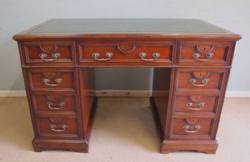 ANTIQUE MAHOGANY EDWARDIAN KNEEHOLE PEDESTAL WRITING DESK