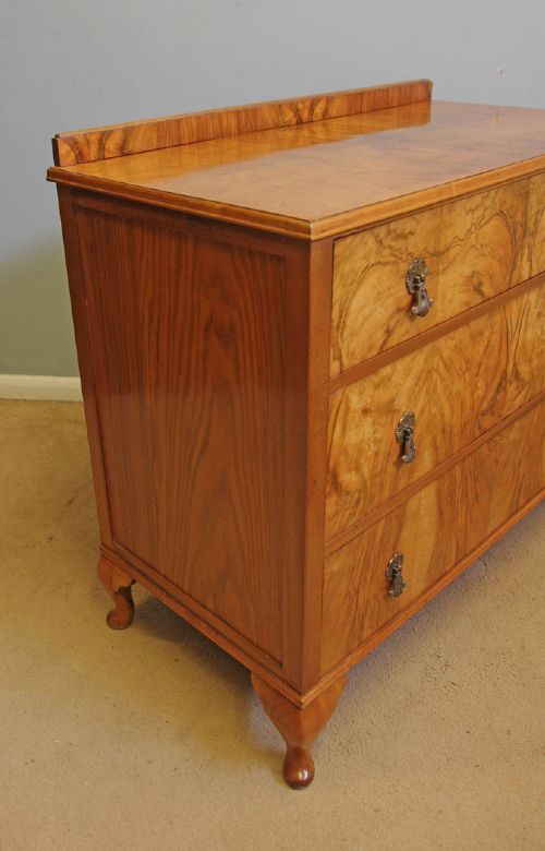 ANTIQUE FIGURED WALNUT CHEST OF DRAWERS - ADDITIONAL PHOTO 4