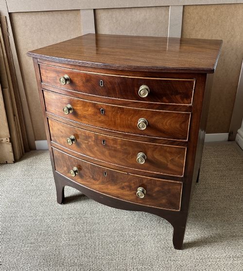 SMALL ANTIQUE BOW FRONTED MAHOGANY BACHELORS CHEST OF DRAWERS - ADDITIONAL PHOTO 2