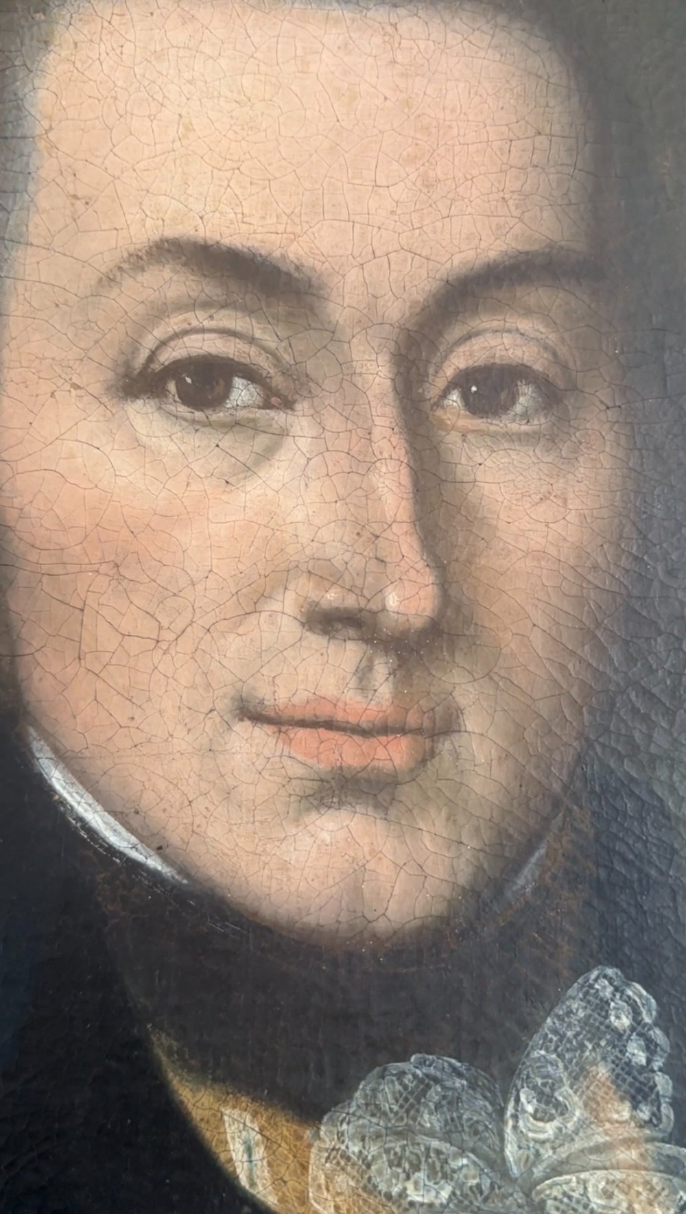 A late Georgian oil portrait of a gentleman in a dark coat with a white lace cravat set inside a giltwood frame. View III