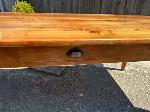 19TH CENTURY CHERRY DINING TABLE WITH TAPERED LEGS AND ONE DRAWER - ADDITIONAL PHOTO 5