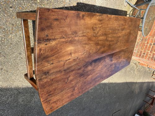 EARLY 19TH CENTURY WIDE WALNUT DINING TABLE - ADDITIONAL PHOTO 2