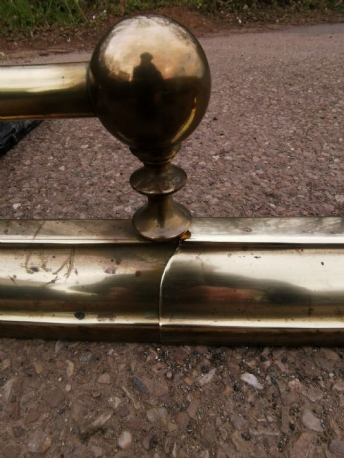 HEAVY EDWARDIAN EXTENDING BRASS FENDER - ADDITIONAL PHOTO 4