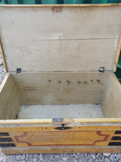 ANTIQUE PINE ORIGINAL PAINTED TRUNK - ADDITIONAL PHOTO 3