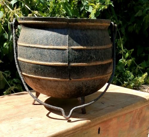 victorian cast iron cauldron - CATEGORY: ANTIQUE METAL - DATED 1880