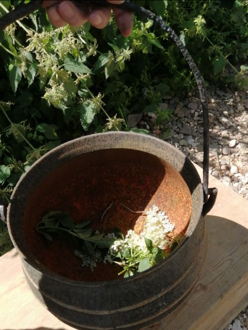 VICTORIAN CAST IRON CAULDRON - ADDITIONAL PHOTO 2