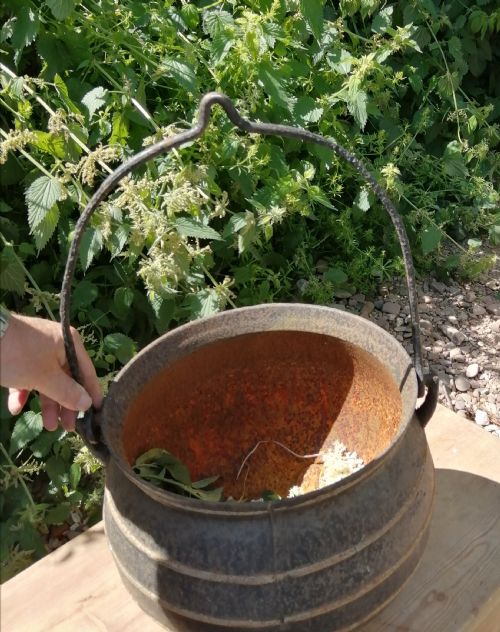 VICTORIAN CAST IRON CAULDRON - ADDITIONAL PHOTO 3