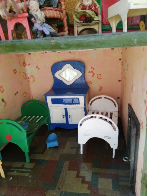 ANTIQUE DOLLS HOUSE AND CONTENTS - ADDITIONAL PHOTO 15