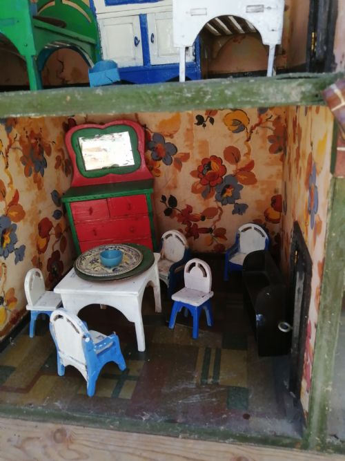ANTIQUE DOLLS HOUSE AND CONTENTS - ADDITIONAL PHOTO 16