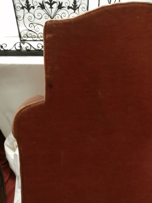 A VICTORIAN PLUSH VELVET CLUB ARM CHAIR - ADDITIONAL PHOTO 3