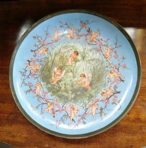 VICTORIAN POTTERY CHARGER DEPICTS CHERUBS AT PLAY - ADDITIONAL PHOTO 1