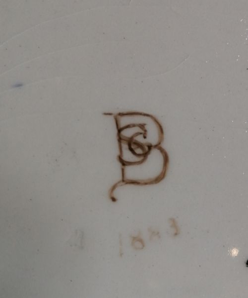 VICTORIAN POTTERY CHARGER DEPICTS CHERUBS AT PLAY - ADDITIONAL PHOTO 2