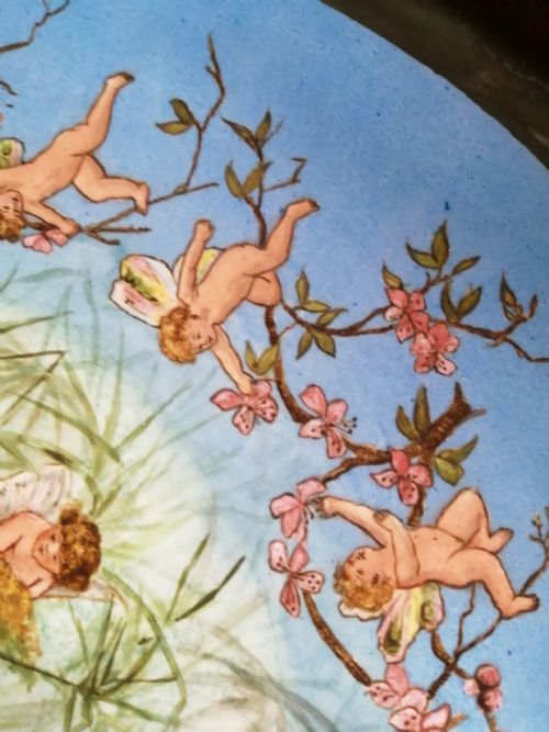 VICTORIAN POTTERY CHARGER DEPICTS CHERUBS AT PLAY - ADDITIONAL PHOTO 3