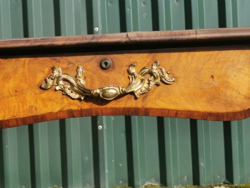 VICTORIAN BURR WALNUT 3 DRAWER LIBRARY TABLE BY MORDANT AND SONS LONDON - ADDITIONAL PHOTO 4