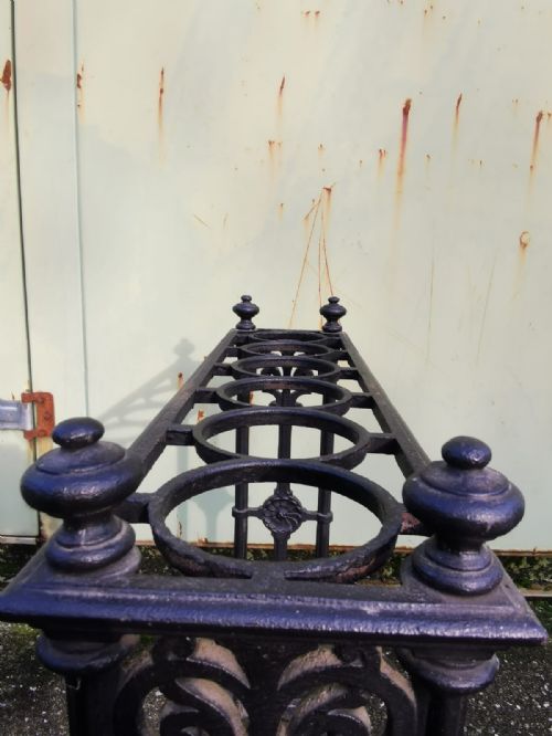 A VICTORIAN ART'S AND CRAFTS CAST IRON 6 SECTION STICK AND UMBRELLA STAND - ADDITIONAL PHOTO 4