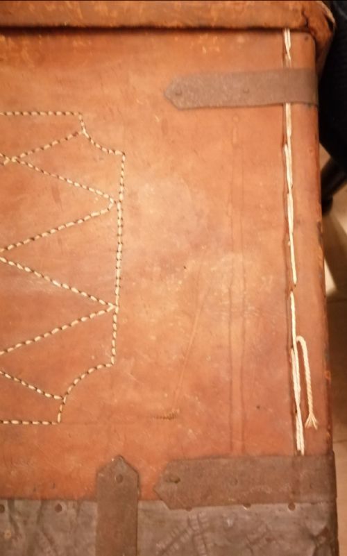 A RARE ANGLO INDIAN STITCHED LEATHER TRAVELING TRUNK - ADDITIONAL PHOTO 1