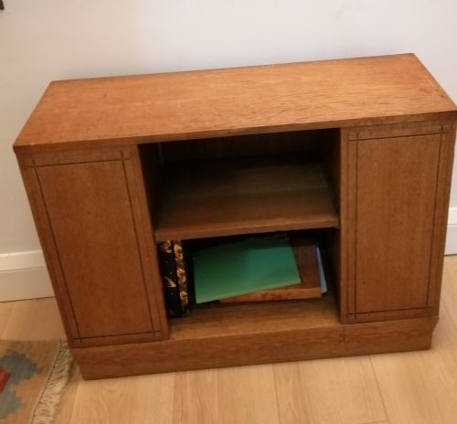A SMALL ENGLISH SOLID OAK OPEN BOOKCASE - ADDITIONAL PHOTO 2