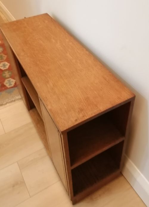 A SMALL ENGLISH SOLID OAK OPEN BOOKCASE - ADDITIONAL PHOTO 3