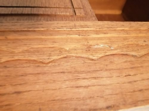 A SMALL ENGLISH SOLID OAK OPEN BOOKCASE - ADDITIONAL PHOTO 4