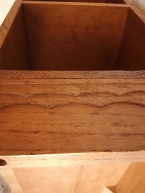 A SMALL ENGLISH SOLID OAK OPEN BOOKCASE - ADDITIONAL PHOTO 5
