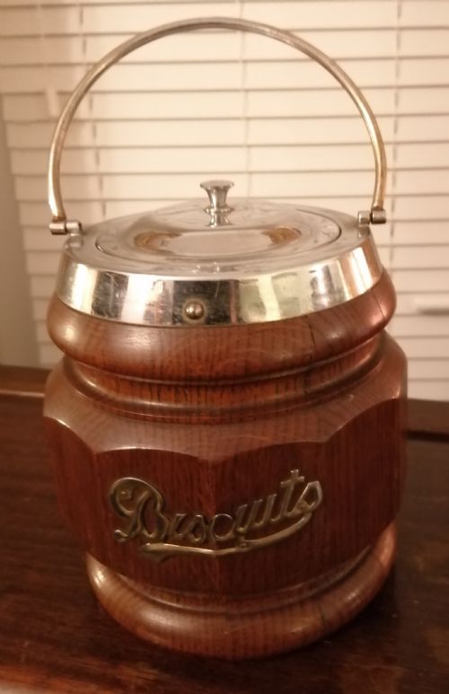 an antique oak biscuit barrel - CATEGORY: ANTIQUE BOXES - DATED 1920
