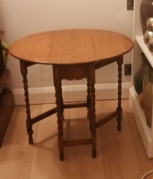 an antique golden oak baby gateleg occasional table - CATEGORY: ANTIQUE TABLES - DATED 1920
