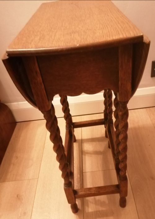 AN ANTIQUE GOLDEN OAK BABY GATELEG OCCASIONAL TABLE - ADDITIONAL PHOTO 3