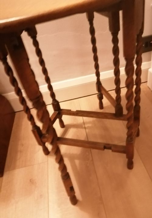 AN ANTIQUE GOLDEN OAK BABY GATELEG OCCASIONAL TABLE - ADDITIONAL PHOTO 8