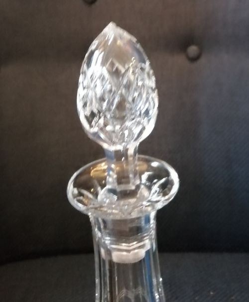 AN ANTIQUE CUT GLASS PEDESTAL DECANTER - ADDITIONAL PHOTO 3