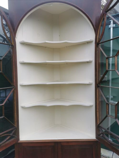 IMPRESIVE ANTIQUE GEORGE 111 COUNTRY HOUSE CORNER DISPLAY CABINET IN MAHOGANY - ADDITIONAL PHOTO 1
