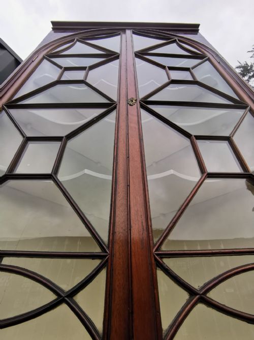 IMPRESIVE ANTIQUE GEORGE 111 COUNTRY HOUSE CORNER DISPLAY CABINET IN MAHOGANY - ADDITIONAL PHOTO 3