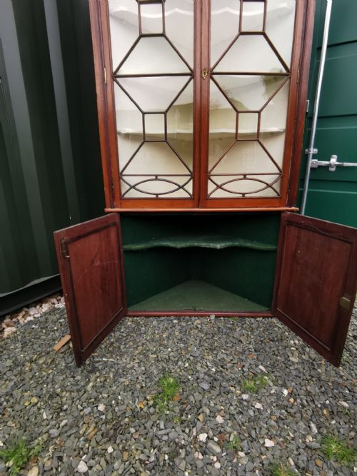 IMPRESIVE ANTIQUE GEORGE 111 COUNTRY HOUSE CORNER DISPLAY CABINET IN MAHOGANY - ADDITIONAL PHOTO 6