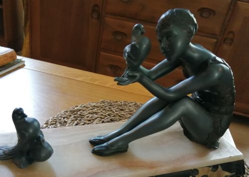 FRENCH ART DECO MARBLE ONYX AND COLD PAINTED SPELTER FIGURE OF GIRL WITH DOVES - ADDITIONAL PHOTO 4