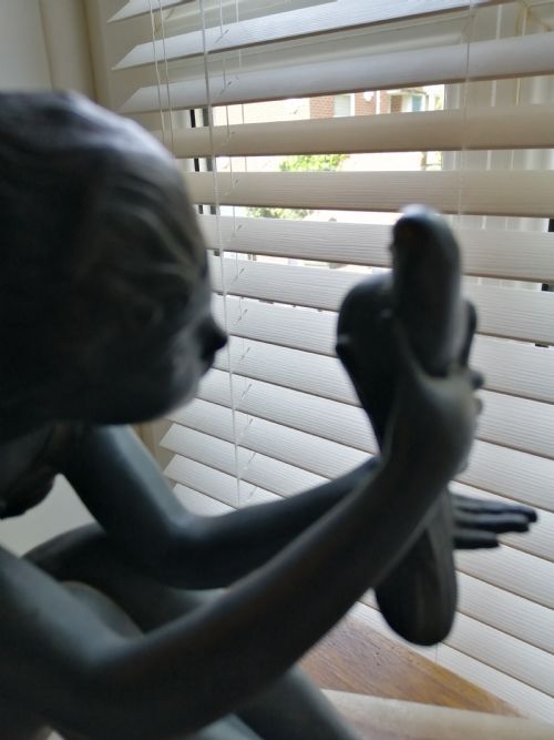 FRENCH ART DECO MARBLE ONYX AND COLD PAINTED SPELTER FIGURE OF GIRL WITH DOVES - ADDITIONAL PHOTO 8