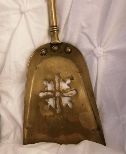 A SET OF GEORGIAN FIRE IRONS IN THE STYLE OF ADAMS - ADDITIONAL PHOTO 1