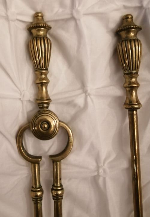 A SET OF GEORGIAN FIRE IRONS IN THE STYLE OF ADAMS - ADDITIONAL PHOTO 2