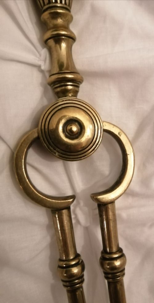 A SET OF GEORGIAN FIRE IRONS IN THE STYLE OF ADAMS - ADDITIONAL PHOTO 3