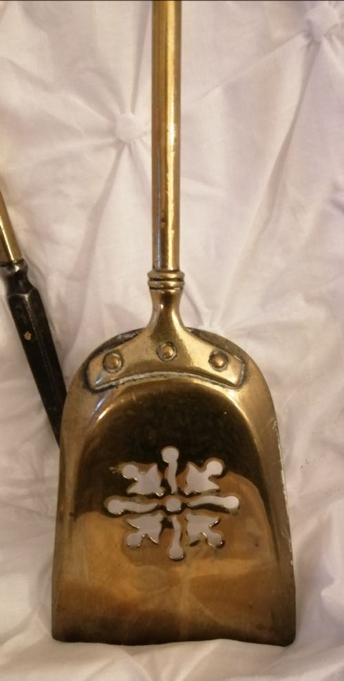 A SET OF GEORGIAN FIRE IRONS IN THE STYLE OF ADAMS - ADDITIONAL PHOTO 4
