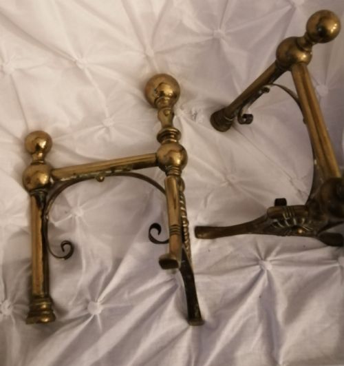 AN ANTIQUE PAIR OF ARTS AND CRAFTS FIREDOGS WITH SUNFLOWER DECOR - ADDITIONAL PHOTO 3