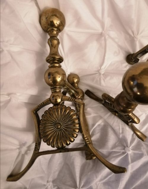 AN ANTIQUE PAIR OF ARTS AND CRAFTS FIREDOGS WITH SUNFLOWER DECOR - ADDITIONAL PHOTO 4