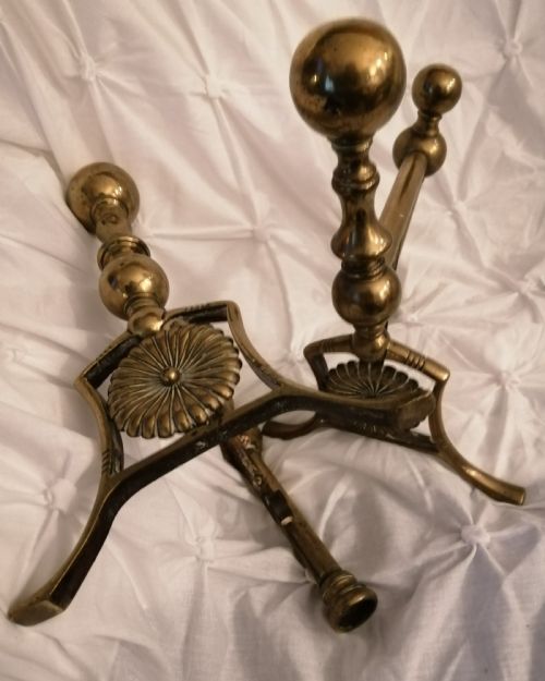 AN ANTIQUE PAIR OF ARTS AND CRAFTS FIREDOGS WITH SUNFLOWER DECOR - ADDITIONAL PHOTO 5