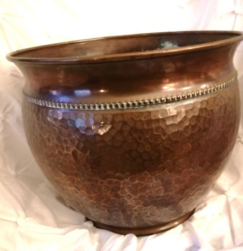 A ART'S AND CRAFTS BENHAM AND FROUD LONDON HAMMERED COPPER JARDINIER - ADDITIONAL PHOTO 6