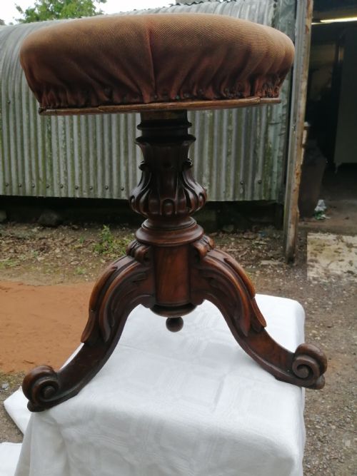 A VICTORIAN CARVED WALNUT REVOLVING PIANO STOOL - ADDITIONAL PHOTO 5