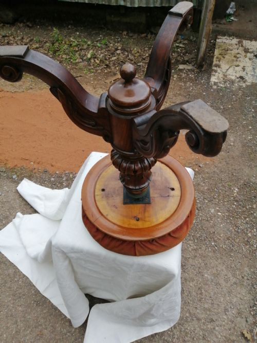 A VICTORIAN CARVED WALNUT REVOLVING PIANO STOOL - ADDITIONAL PHOTO 9