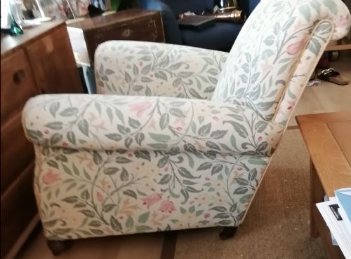 A PAIR OF ANTIQUE VICTORIAN UPHOLSTERED ARM CHAIRS - ADDITIONAL PHOTO 3