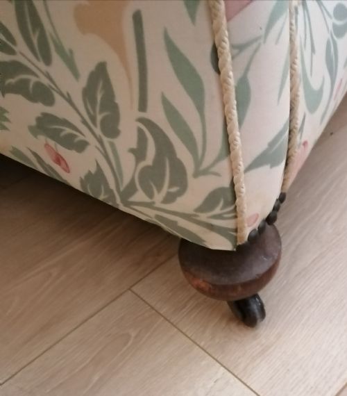 A PAIR OF ANTIQUE VICTORIAN UPHOLSTERED ARM CHAIRS - ADDITIONAL PHOTO 4