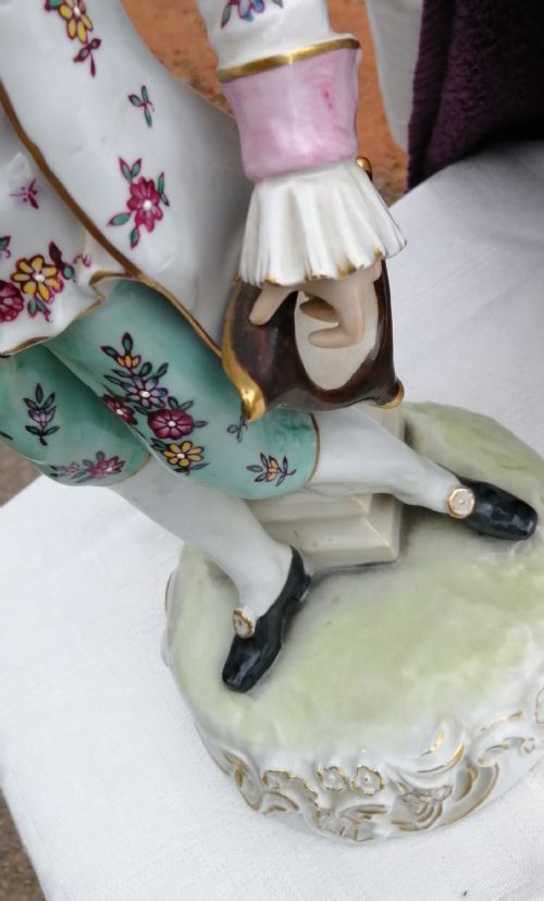 AN ANTIQUE PAIR OF LARGE CONTINENTAL PORCELAIN FIGURINES - ADDITIONAL PHOTO 4