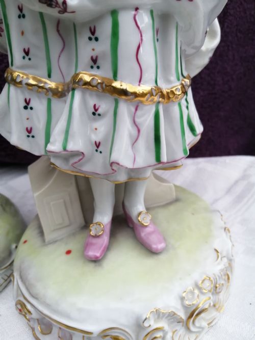 AN ANTIQUE PAIR OF LARGE CONTINENTAL PORCELAIN FIGURINES - ADDITIONAL PHOTO 6